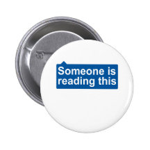 Jemand liest anstecknadelbuttons