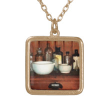 Kabinett mit Mörser und Stampfen Amulett