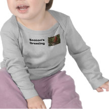 Kardinal in einem Zedern-Baum, der Gruß der Jahres T-shirts