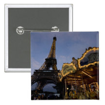 Karussell durch den Eiffel-Turm im Abend, Button