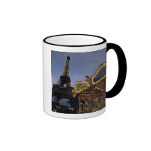 Karussell durch den Eiffel-Turm im Abend, Kaffee Haferl