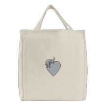 Katze, die auf Herz-Tasche schläft