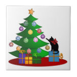 Katze, welche die Weihnachtsverzierungen hängen am Kachel