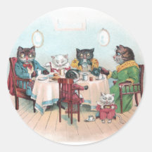 Katzen-Familie sitzt sich hin, um zu frühstücken Runder Aufkleber