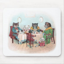 Katzen-Familie sitzt sich hin, um zu frühstücken Mauspads