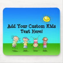 Kinder, die draußen an einem sonnigen Tag spielen Mousepads