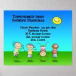 Kinder, die draußen auf einem sonniger Tageszeiche Plakat