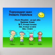 Kinder, die draußen auf einem sonniger Tageszeiche Plakat
