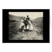Kinder, die eine Kodak-Kamera 1902 kontrollieren Grußkarte