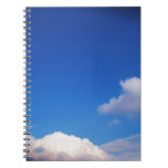 Klarer blauer Himmel u. weiße Wolken Spiral Notizbücher