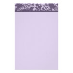 Klassisches lila Papiermit blumenbriefpapier Bedrucktes Papier