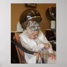 Kleine alte Frau schlafend unter Haartrockner II Plakate