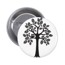 Kleine Eule in einem großen Baum Anstecknadelbuttons