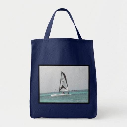 Kleine Katamaran-Segelboot-Lebensmittelgeschäft-Ta