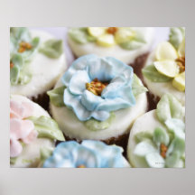 kleine Kuchen mit Blumenzuckerglasur Plakatdrucke