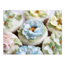 kleine Kuchen mit Blumenzuckerglasur Postkarte