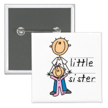 Kleine Schwester mit Bruder-T-Shirts und Geschenke Buttons
