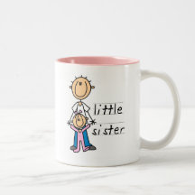Kleine Schwester mit Bruder-T-Shirts und Geschenke Kaffee Haferl