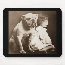 Kleines Mädchen und ihr Bulldoggen-Vintager Objekt Mousepads