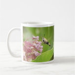 Kolibri-Motte auf Milkweed-Blumen Tee Haferl