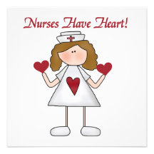 Krankenschwestern haben Herz-T-Shirts und Geschenk Einladungen