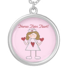 Krankenschwestern haben Herz-T-Shirts und Geschenk Amulett