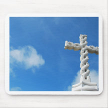 Kreuz in den Wolken und im blauen Himmel Mauspads