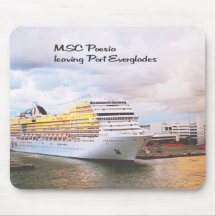 Kreuzfahrtschiff, das Hafen verlässt Mousepad