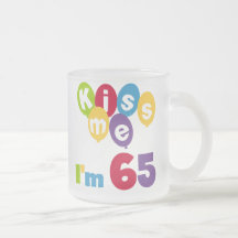 Küssen Sie mich, den ich 65 Geburtstags-T-Shirts u Kaffee Haferl