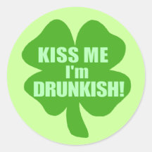 Küssen Sie mich, den ich Drunkish bin Runder Sticker