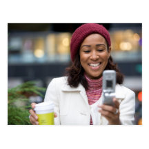 Lächelnde Geschäftsfrau mit Handy Postkarte