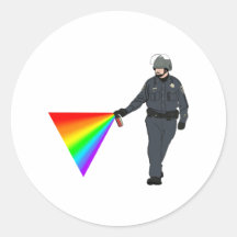 Lässiger Pfeffer-Spray-Polizist-Regenbogen mit Far Runde Aufkleber