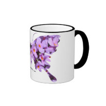 Lavendellantana-Blumen auf einer Kaffeetasse