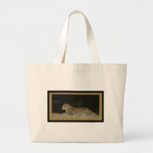 Leopard, der auf Sandbank-Tiertaschen liegt
