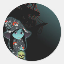 Lil Hexe in der Piraten-Schädel-Robe Halloween Sticker