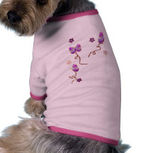Lila Schmetterlinge und Blumen Hund T-shirt