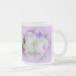 Lila und weiße extravagante Usambaraveilchen Tasse