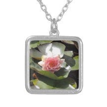 Lilien-Auflage und Blume Personalisierter Schmuck