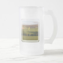 Loch in einem mattierten Bier-Becher Kaffeetasse
