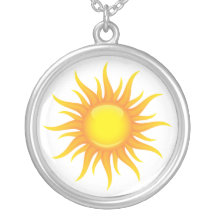 Lodernde Sonne auf einer weißen Hintergrundsilberh Amuletten
