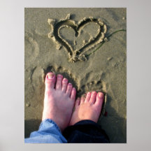 Lovebirds machen Herz im Sand durch Ozean im Plaka