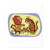 Löwe und Tiger, die Schach spielen Postkarte