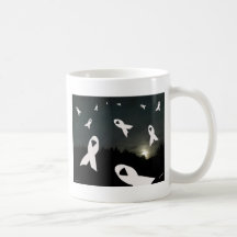 Lungenkrebs-Bänder über einem nächtlichen Himmel Kaffeehaferl