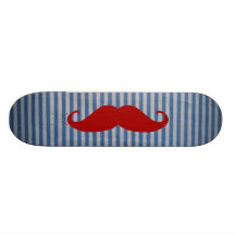 Lustiger roter Schnurrbart und blaue weiße Streife Skateboarddeck