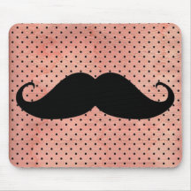 Lustiger Schnurrbart auf niedlichem rosa Polka-Pun Mauspad