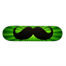Lustiger schwarzer Schnurrbart auf grünem Hintergr Personalisiertes Skateboard