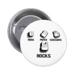 \ m Felsen an Anstecknadel