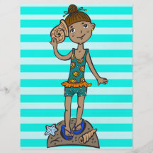 Mädchen auf Strand mit Seashell Flyer Druck