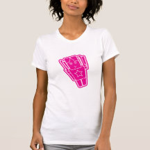 Mädchen fliegt Magenta auf TAN Tshirt