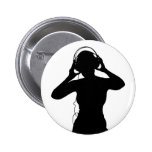 Mädchen mit Kopfhörern in der Silhouette Anstecknadel